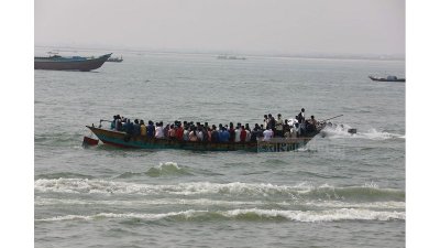 মাওয়া ঘাটে নেই তিল ঠাঁই (ফটো স্টোরি)
