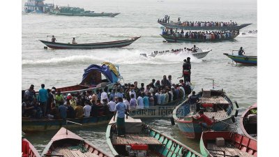 লঞ্চ বন্ধ তাই ট্রলারে করে ঝুঁকি নিয়ে নদী পার হচ্ছেন যাত্রীরা