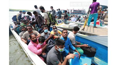 লঞ্চ বন্ধ থাকায় স্পিডবোটে করে ঝুঁকি নিয়ে নদী পার হচ্ছে মানুষ