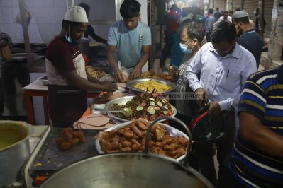 স্বাস্থ্য বিধি মেনে সরগরম ইফতার বাজার
