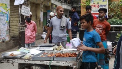 স্বাস্থ্য বিধি মেনে সরগরম ইফতার বাজার