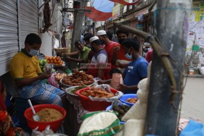স্বাস্থ্য বিধি মেনে সরগরম ইফতার বাজার