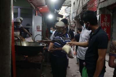 স্বাস্থ্য বিধি মেনে সরগরম ইফতার বাজার