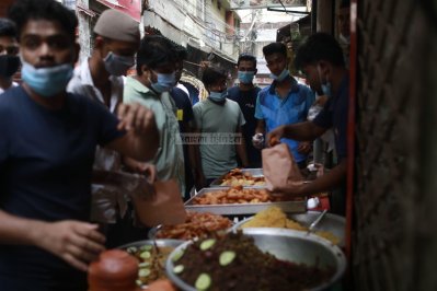 স্বাস্থ্য বিধি মেনে সরগরম ইফতার বাজার