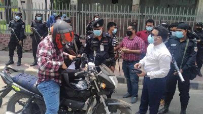 শাহবাগে র‌্যাবের জেরার মুখে এক মোটরসাইকেল আরোহী