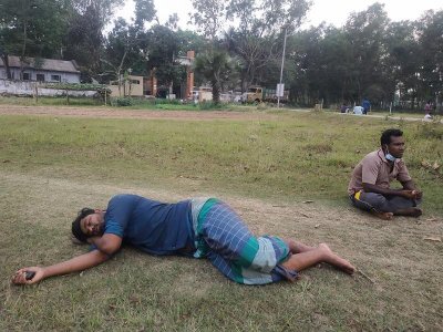লকডাউনে ভ্যান আটক, থানার সামনে বশির-নাসিররা