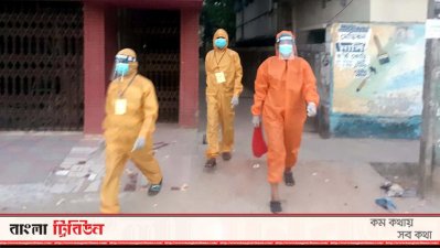 রোগীর ঘ‌রে অক্সিজেন সিলিন্ডার দিয়ে ফিরছেন বাসদ এর স্বেচ্ছাসেবক দল