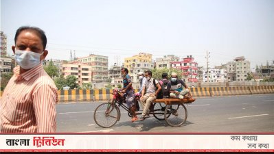 সামাজিক দূরত্ব না মেনে ভ্যানে যাত্রী চলাচল