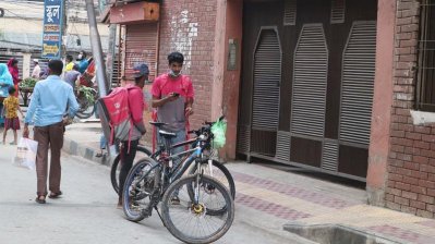 সবার বাসায় ইফতার ডেলিভারি দিয়ে নিজেরা সারেন রাস্তায়