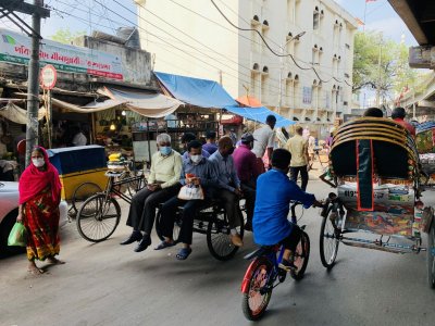 ভ্যানে করে অফিস যাচ্ছেন লোকজন