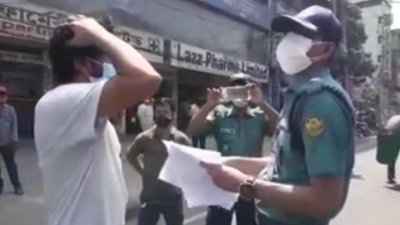 লকডাউনের সময় চেকপোস্টে জিজ্ঞাসাবাদের পাশাপাশি ছবি তুলছে পুলিশ