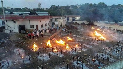 ভারতের শ্মশানগুলোতে লাশের সারি