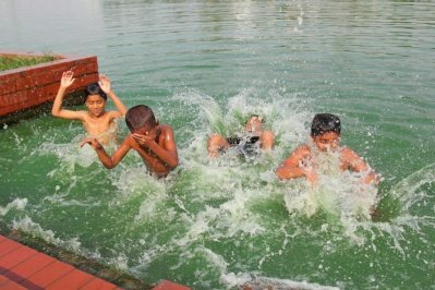 ভ্যাপসা গরমে অতিষ্ঠ জনজীবন