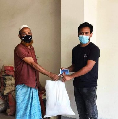 জাবিতে নিম্ন আয়ের মানুষের মাঝে ইফসার ইফতার সামগ্রী বিতরণ