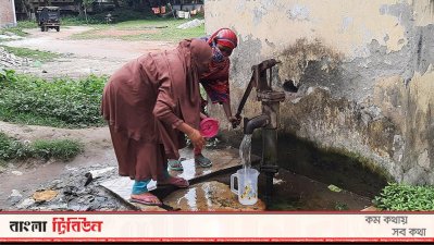 হাসপাতাল ভবনের বাইরে দূরে এই একটিমাত্র টিউবওয়েল আছে, কিন্তু তা চেপে পানি বের করাই কঠিন।
