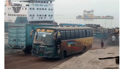 পাটুরিয়া-দৌলতদিয়া নৌরুটে নিষেধাজ্ঞার মধ্যেও পার হচ্ছে দূরপাল্লার গাড়ি