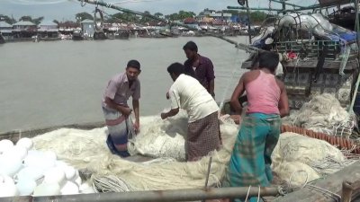 নিষেধাজ্ঞা শেষে রাতে নদীতে নামছেন জেলেরা
