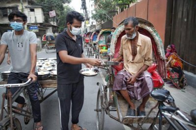 লালমাটিয়ায় স্থানীয় তরুণ-তরুণীদের উদ্যোগে ইফতার বিতরণ