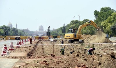 দিল্লির প্রাণকেন্দ্রে চলছে নির্মাণ কাজ