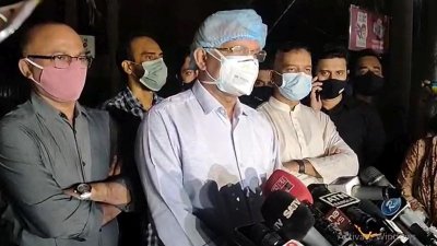 খালেদা জিয়ার শারীরিক অবস্থা সম্পর্কে ব্রিফ করছেন ডা. জাহিদ হোসেন