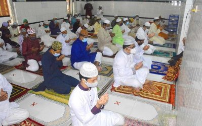সারাদেশে ঈদ উদযাপন, করোনামুক্তিতে বিশেষ দোয়া