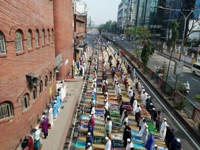 রাজধানীর ধানমন্ডিস্থ সুবহানবাগ মসজিদের সামনের সড়কে মুসল্লিরা