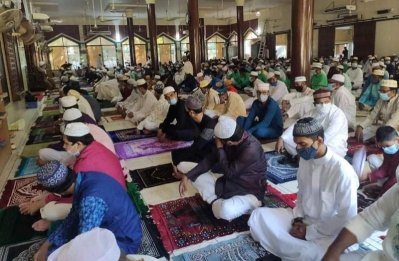 সারাদেশে ঈদ উদযাপন, করোনামুক্তিতে বিশেষ দোয়া