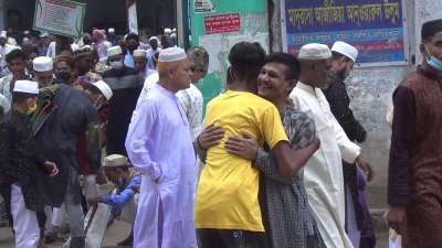সারাদেশে ঈদ উদযাপন, করোনামুক্তিতে বিশেষ দোয়া