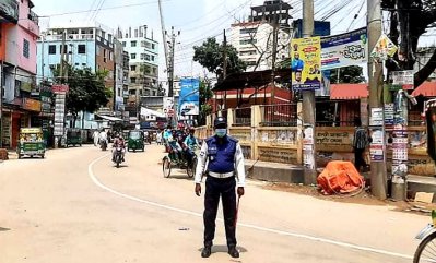 ঈদের দিনেও সড়কে ডিউটিতে আছেন একজন ট্রাফিক।