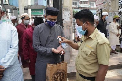 মসজিদে প্রবেশমুখে হ্যান্ড স্যানিটাইজার দেওয়া হয় মুসল্লিদের হাতে