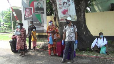 হিলি দিয়ে ফিরছেন ভারতে আটকেপড়া বাংলাদেশিরা