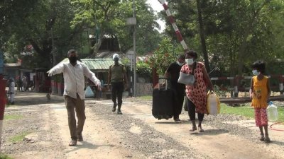 হিলি দিয়ে ফিরছেন ভারতে আটকেপড়া বাংলাদেশিরা