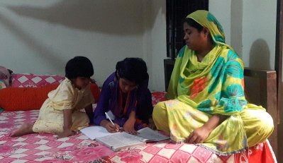 পড়শোনায় মগ্ন জান্নাত দুই পাশে মা ও ছোট বোন