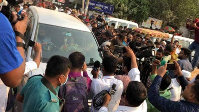 কারামুক্তির পর রোজিনার গাড়ির পাশে সাংবাদিকদের ভিড়