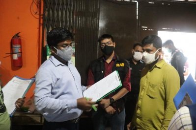 নকল কসমেটিকস ও অস্বাস্থ্যকর খাদ্য সামগ্রী বিক্রির দায়ে জরিমানা