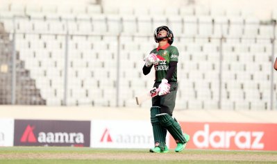 সম্ভাবনা জাগিয়েও ইনিংস বড় করতে পারেননি মুশফিক