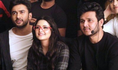 শুটিংয়ে নায়ক-নায়িকার সঙ্গে নির্মাতা