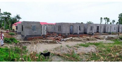 সামান্য বৃষ্টিতেই ধসে পড়েছে প্রধানমন্ত্রীর উপহারের নির্মাণাধীন ঘর