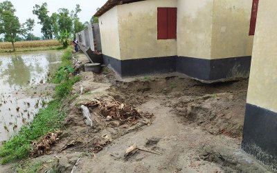 সামান্য বৃষ্টিতেই ধসে পড়েছে প্রধানমন্ত্রীর উপহারের নির্মাণাধীন ঘর