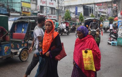 স্বাস্থ্যবিধি না মেনেই নগরীতে বহু মানুষ চলাফেরা করছেন  