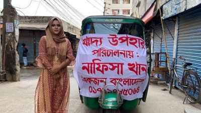 বিভিন্ন জায়গায় অসহায় মানুষের কাছে খাবার পৌঁছে দিচ্ছেন নাফিসা