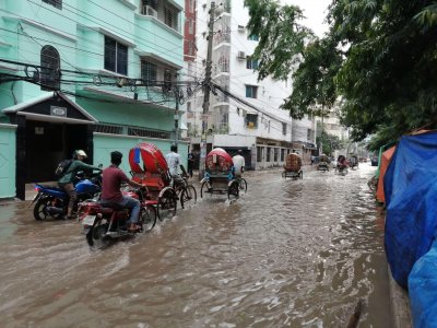 রাজধানীর সড়কে পানি