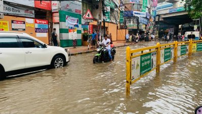 রাজধানীর সড়কে পানি