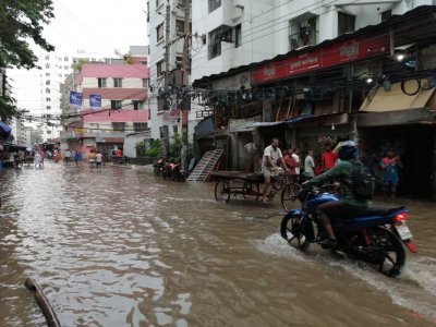 রাজধানীর সড়কে হাঁটু-কোমর পানি, ভোগান্তিতে অফিসগামীরা