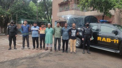 গ্রেফতার ব্যক্তিরা পাসপোর্ট দালাল চক্রের সদস্য বলে স্বীকার করেছেন