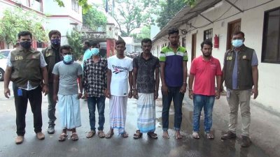 ছিনতাইকারী চক্রের গ্রেফতারকৃত ছয় সদস্য