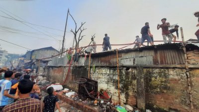 ‘অবৈধ গ্যাস ও বৈদ্যুতিক সংযোগ থেকে সাততলা বস্তিতে আগুন’