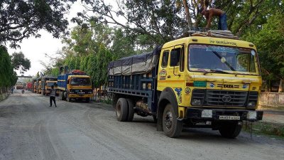 ট্রাকে করে দেশের বিভিন্ন স্থানে নেওয়া হচ্ছে খনির পাথর