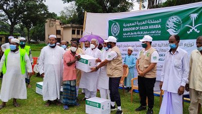 কুড়িগ্রাম সরকারি উচ্চ বিদ্যালয় মাঠে উপহার সামগ্রী বিতরণ করা হয়