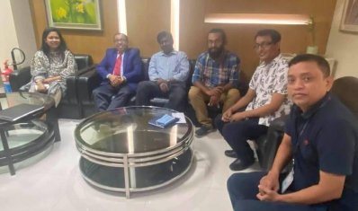 মাছরাঙা টিভির কর্মকর্তাদের সঙ্গে ইসমাইল হোসেন (বাঁদিক থেকে ২য়)